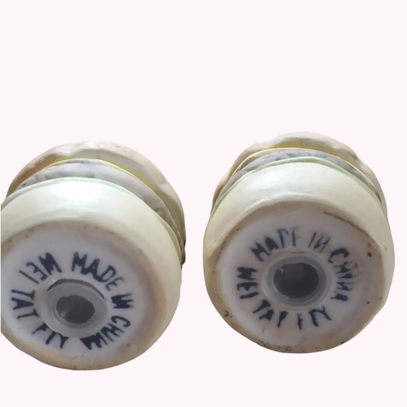 Vintage hamburger salt and pepper shakers - Picture 3 of 3